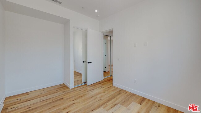 Building Photo - 4460 W Maplewood Ave