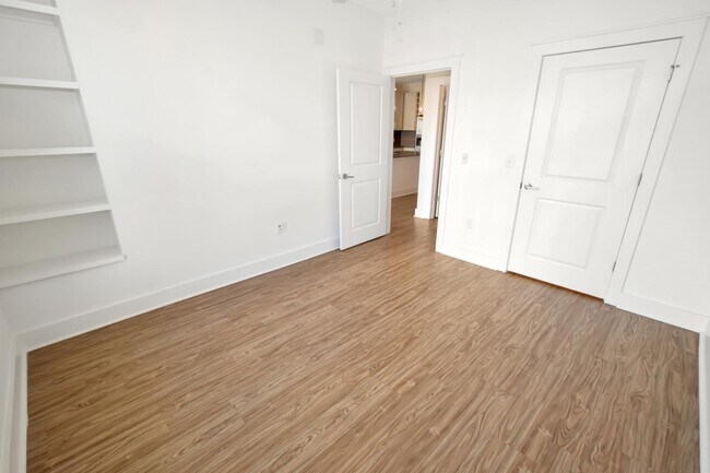 Building Photo - 650 E Brooklyn Vlg Ave