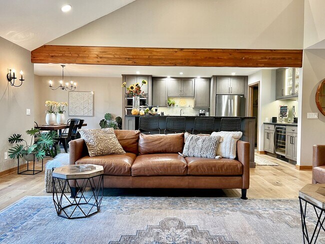 Building Photo - 6245 Summit Ct