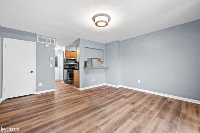 Building Photo - 8439 Hickory Dr