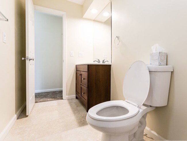 Building Photo - 1221 N Logan Ave