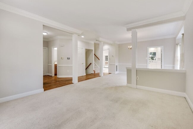 Building Photo - 3 Bed 2 Full Bath 2 Half Bath - Silver Spring Colonial - Military clause supported