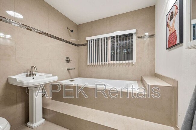 Building Photo - 1425 Vía Soledad