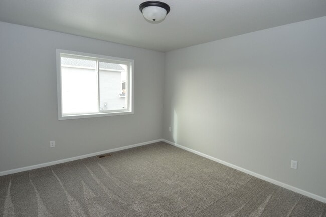 Building Photo - Beautiful 4 bed 2 bath Townhome for rent!