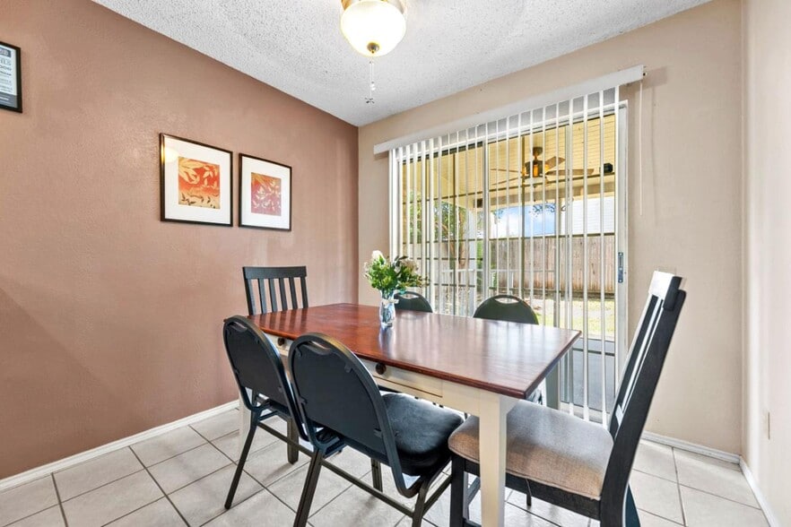 Building Photo - Stylish Fort Worth Home Near Chisholm Trail!