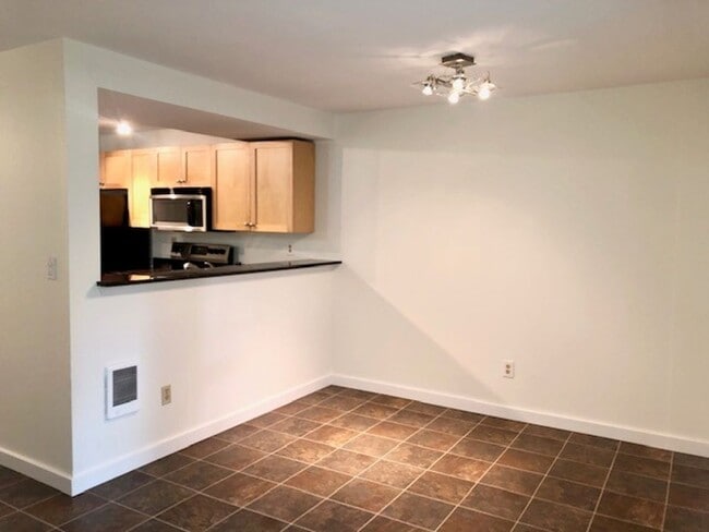Building Photo - 2Bd/2Ba Kenmore Condo