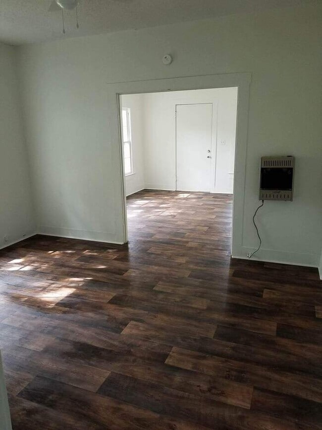Building Photo - 1 bedroom 1 bath duplex