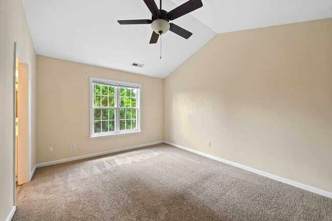 Building Photo - Three Bedroom Home!