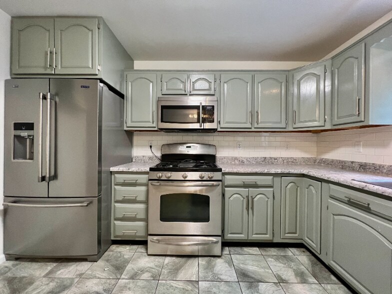 Building Photo - 1755 Fountainbleu Dr