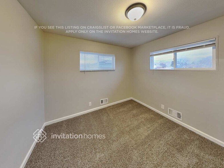 Building Photo - 1061 E 105th Pl