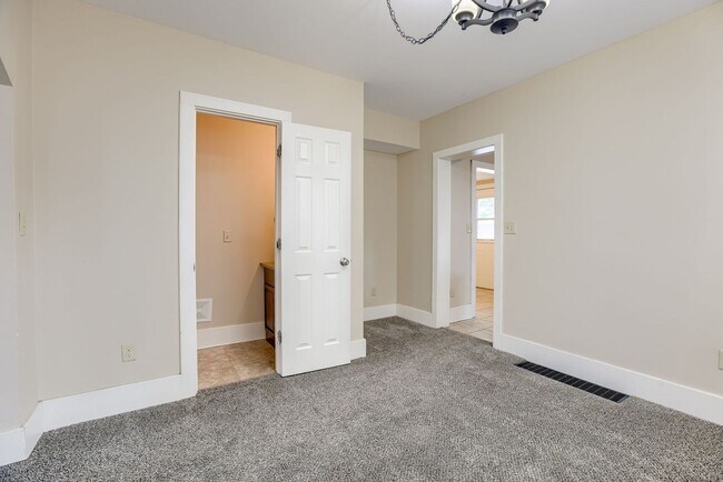 Building Photo - Spacious 3 Bedroom Duplex in the Heart of Midtown Featuring Detached Garage!!