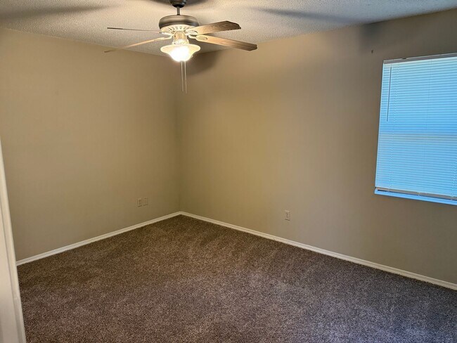 Building Photo - 127 Rolling Oaks Dr