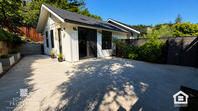 Building Photo - 3bd/2ba Retreat in the Heart of Sonoma Wine County - Modern Top Floor Duplex