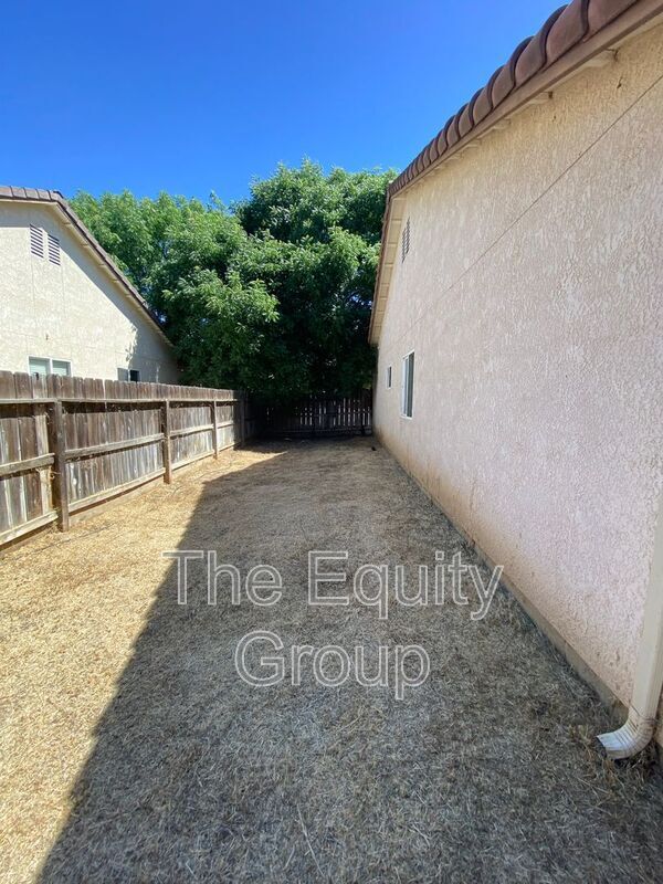 Building Photo - 3848 E Oak Ave