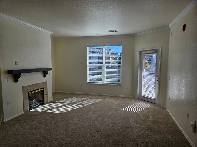 Building Photo - 2 bed 1.5 bath 2nd floor Condo.