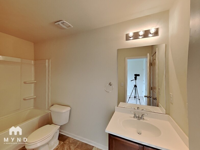 Building Photo - 2544 Piering Dr