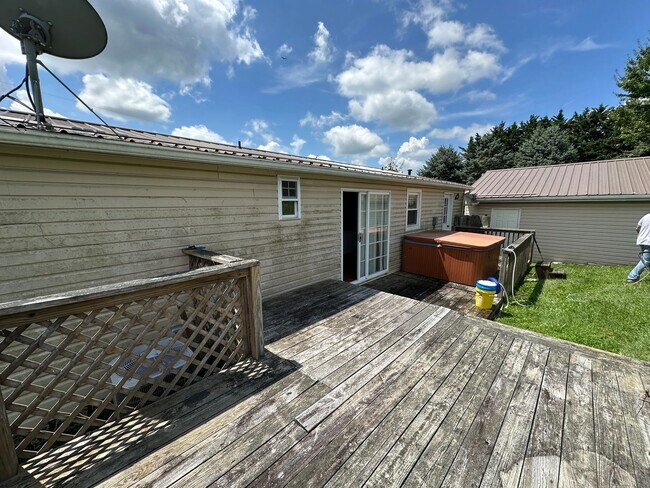 Building Photo - Christiansburg, 3 BR / 2 BA Available Now