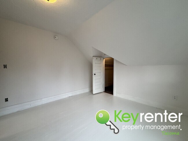 Building Photo - Unique 3-Bedroom Tacoma Home with Fenced Y...