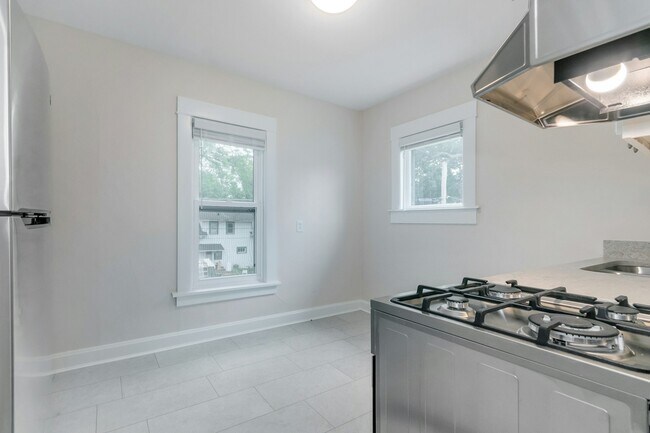 Building Photo - 2446 E Johnson St