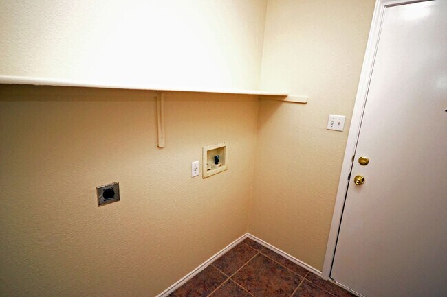 Building Photo - 3 Bedroom 2 Bath in Horizon Park
