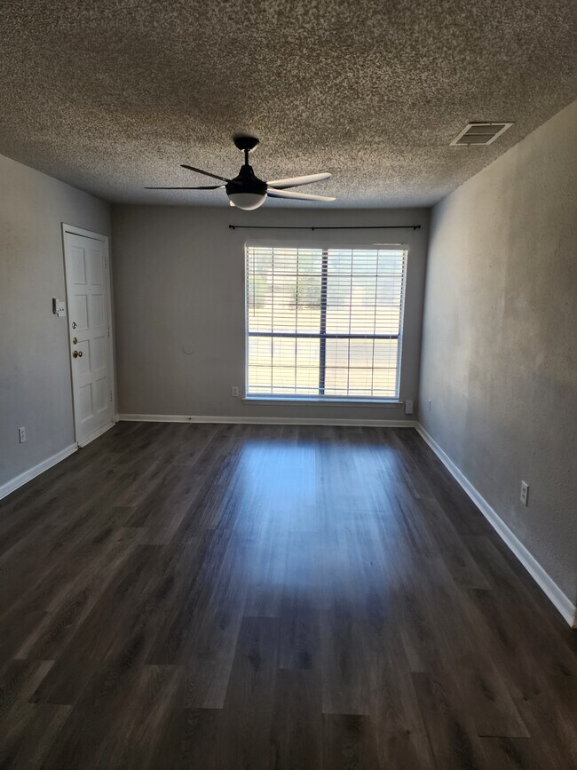 Building Photo - 213 W William Cannon Dr