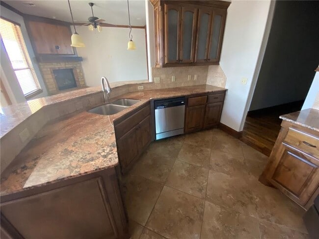 Building Photo - 616 Sally Ct