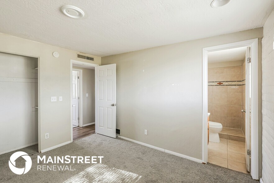 Building Photo - 7956 E Victoria Dr