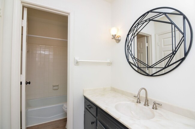 Building Photo - 230 Boxwood