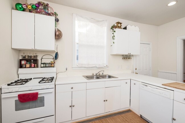 Building Photo - 2 BR/ 2 BA Historic Church Hill Home. Available February 10th!