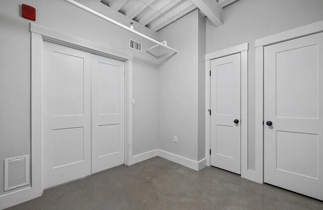 Building Photo - 305 Webster Ave