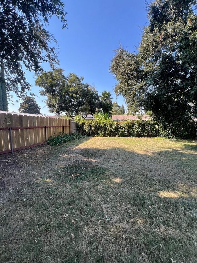 Building Photo - Durham 3 bedroom 2 bath Home, Large yard, ...