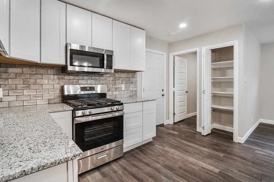 Building Photo - 813 S Valentine Dr