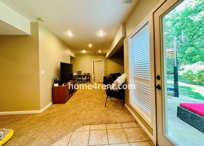 Building Photo - Beautiful Four Bedroom Home in a Quiet Neighborhood w/ an Updated Kitchen, Wood Floors, and a Fin...