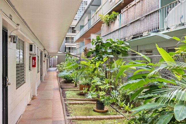 Building Photo - Fully Furnished Studio, 1 Bath. NO parking. Electric water and sewer are included in the rent.