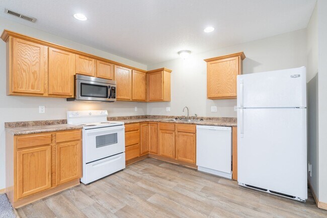 Building Photo - 2 Bedroom 2 Bathroom Town House - End Unit