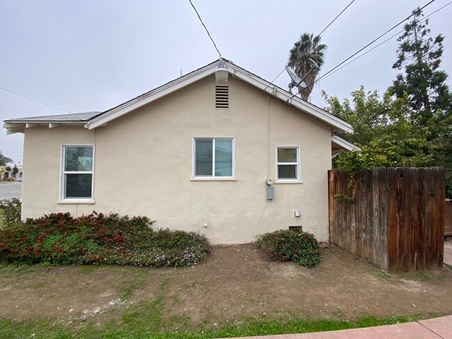 Building Photo - Follow the yellow brick to this Remodeled 2 BD 1 BA House in NE Bakersfield