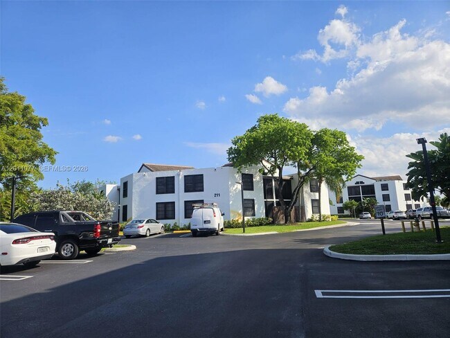 Building Photo - 211 Lake Pointe Dr