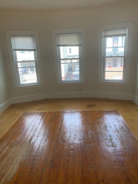 Building Photo - 19 Charnwood Rd
