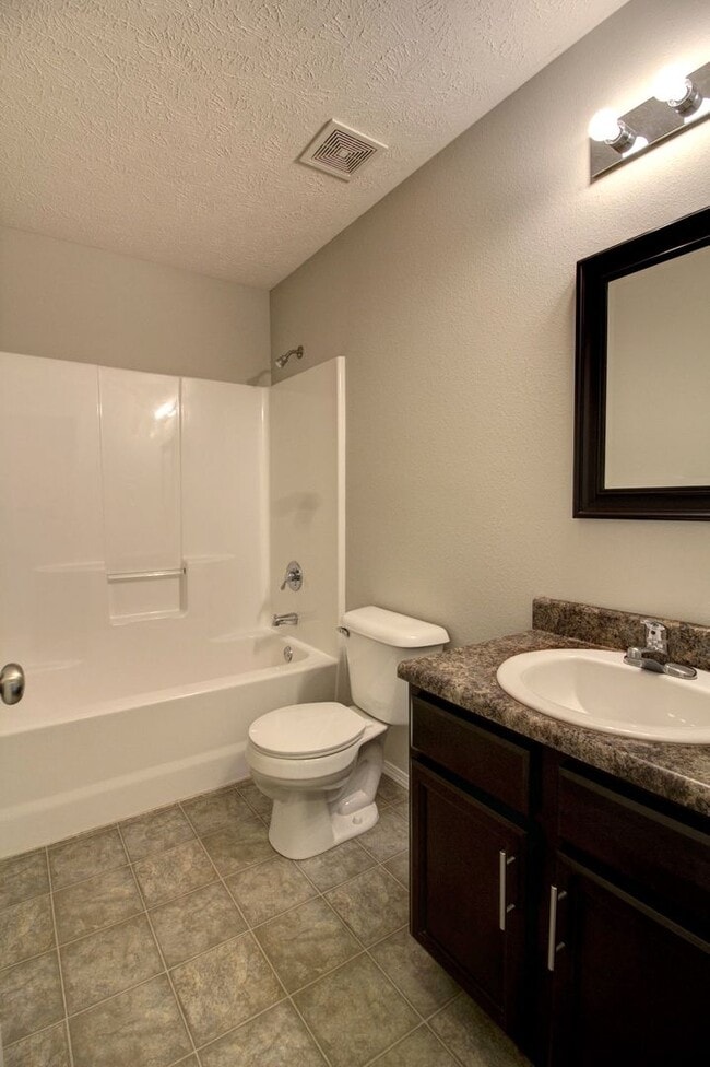 Building Photo - 3 Bedroom 2 Bathroom Home