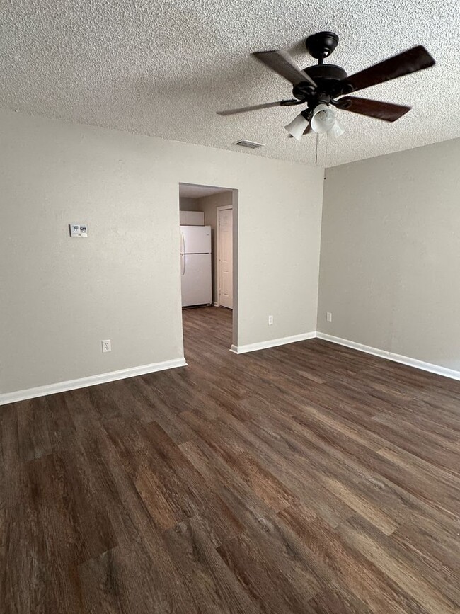 Building Photo - Recently renovated 2 Bedrooms and 1 Bath d...