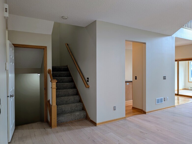 Building Photo - 594 Sutherland Dr