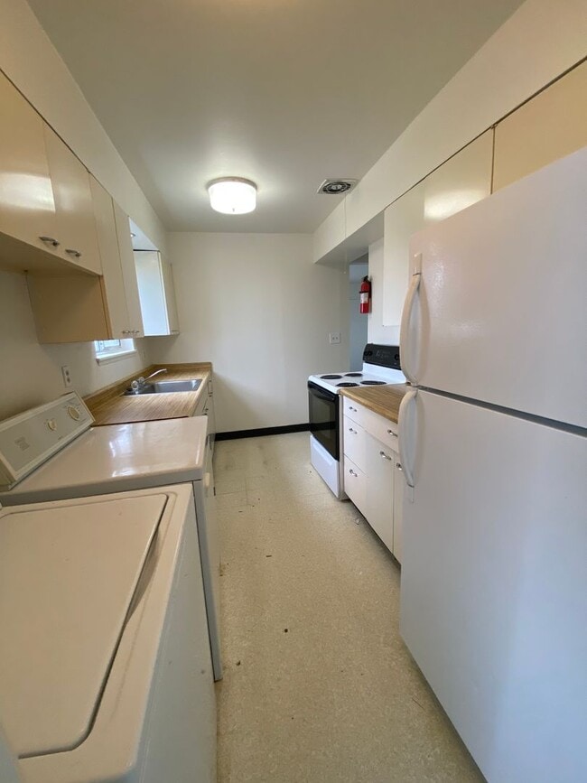 Building Photo - 1208-1210 Vandenberg Ave