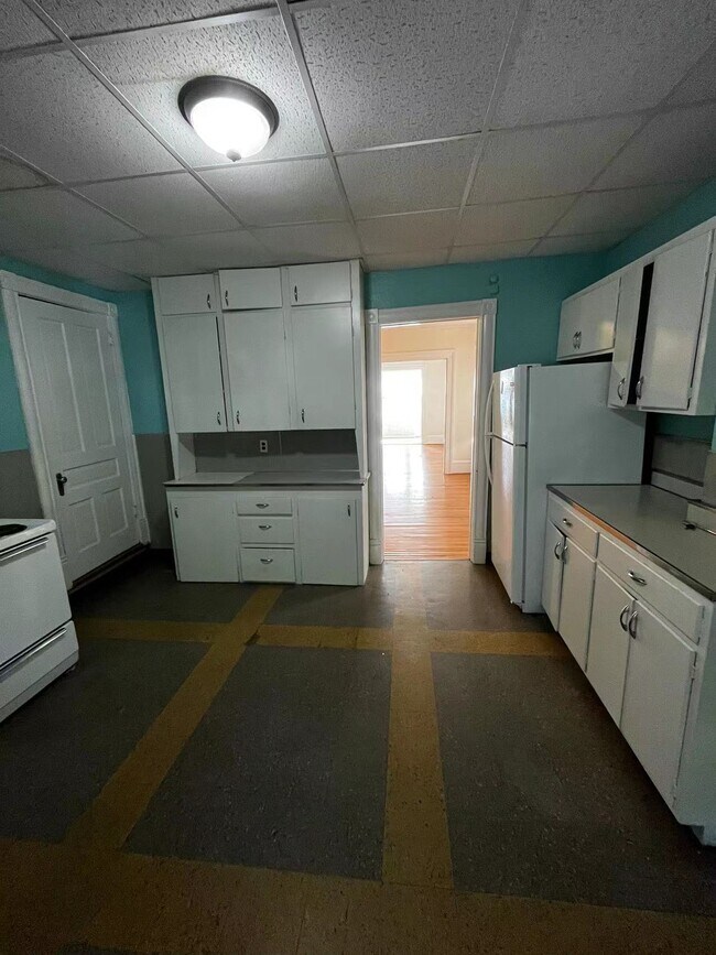 Building Photo - 1745 Sanderson Ave