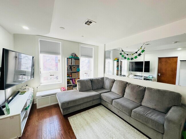 Building Photo - 66 Morris St