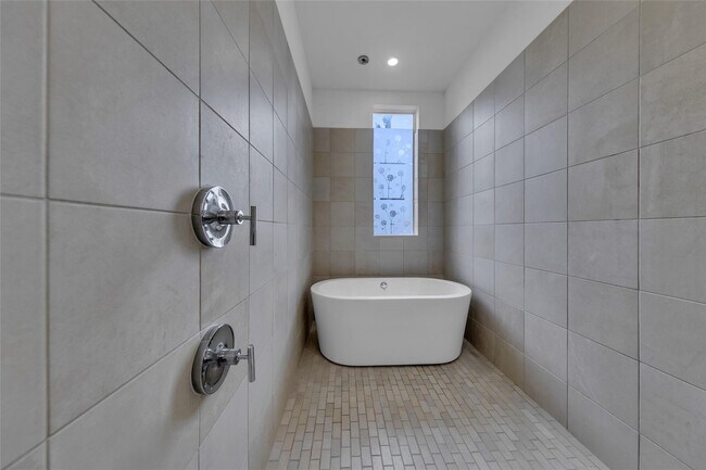 Building Photo - 1045 NE 18th Ave