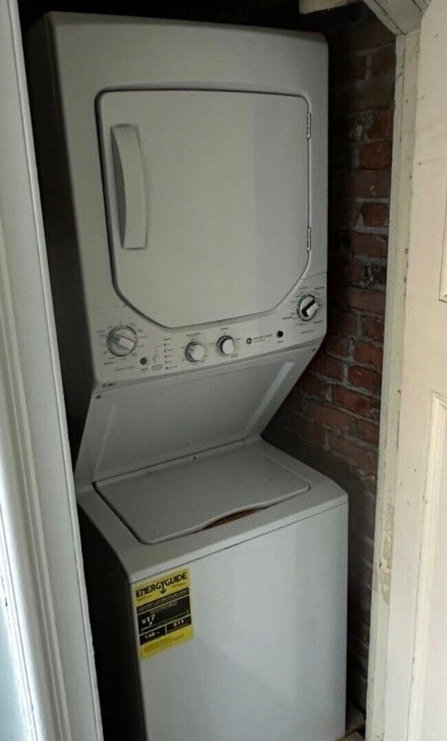 Building Photo - 97 Oak St