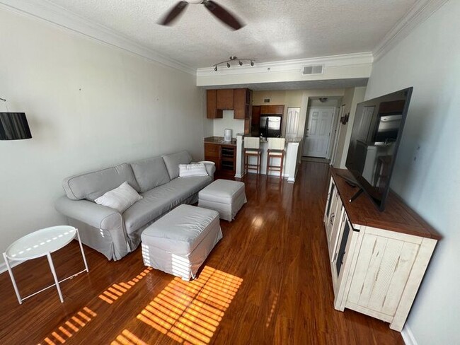 Building Photo - 1BR Condo w/ Lake View + Covered Parking in Town Center