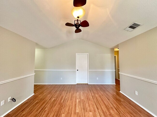 Building Photo - Discover the charm of this 3 bed 2 bath exquisite home!