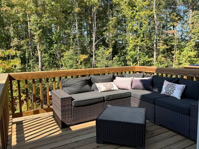 Building Photo - Amazing 3 Bedroom Townhome in North East R...