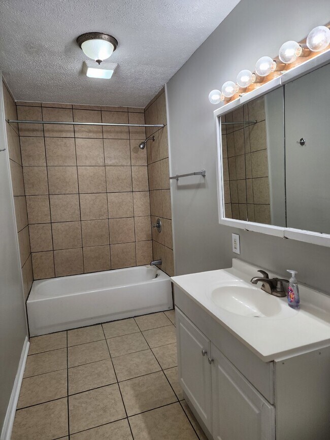 Building Photo - Charming 3 Bedroom Home in Indianapolis with Spacious Layout and Convenient Location!